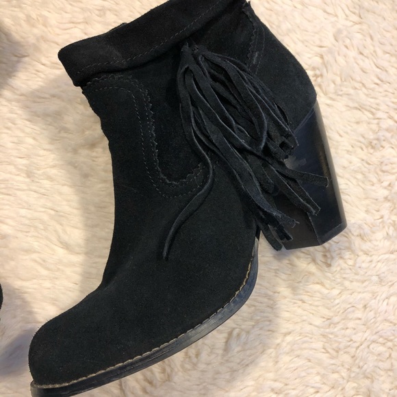 💥MAKE ME AN OFFER💥 EUC Black Suede Booties with Fringe Detail - Picture 2 of 8